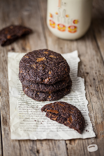 Cookies al cacao e cioccolato bianco vegan
