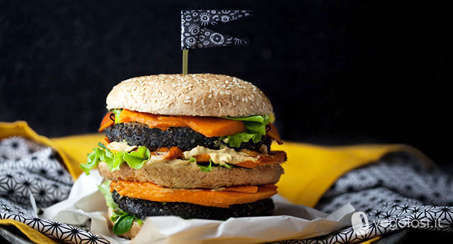 Burger vegano al carbone vegetale