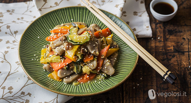 Gnocchi di riso cinesi con verdure, shiitake e mandorle - Ricetta vegana