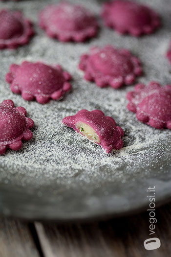 Ravioli vegan alla barbabietola ripiena di patate alla salvia