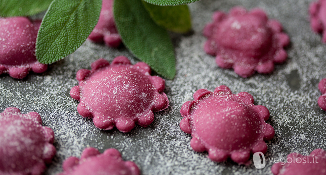 Ravioli vegan alla barbabietola ripiena di patate alla salvia