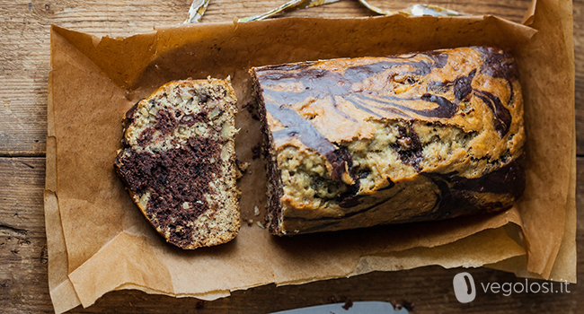 Banana bread vegano variegato al cacao con noci