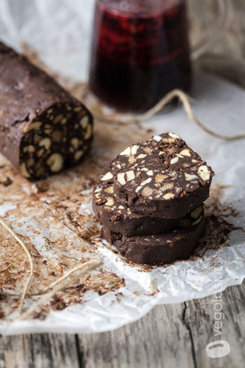Salame di cioccolato al rum e anacardi