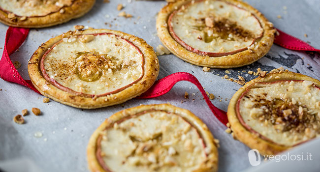 sfoglie dolci alle mele con cannella e mandorle