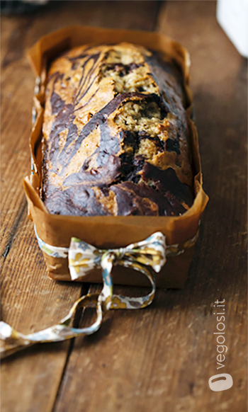 Banana bread vegano variegato al cacao con noci