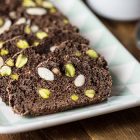 Biscotti secchi vegani al cioccolato con pistacchi