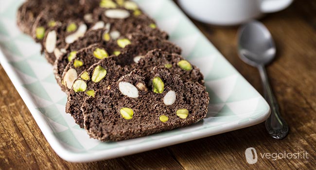 Biscotti secchi vegani al cioccolato con pistacchi