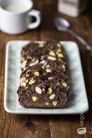 Biscotti secchi vegani al cioccolato con pistacchi