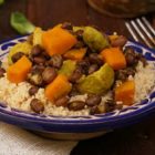 Cous-cous-al-curry-con-zucca-cavoletti-e-fagioli-neri1