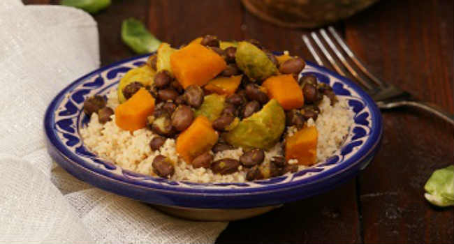 Cous-cous-al-curry-con-zucca-cavoletti-e-fagioli-neri1