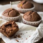 Muffin vegani al cioccolato e frutta candita