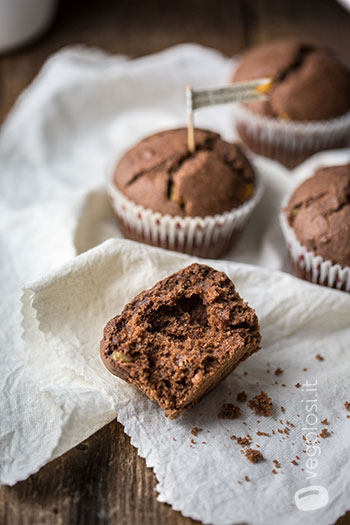 Muffin vegani al cioccolato e frutta candita