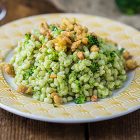 Orzo con crema di broccoli e briciole di tempeh croccanti