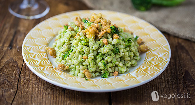 Orzo con crema di broccoli e briciole di tempeh croccanti