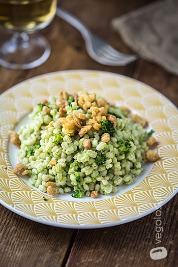 Orzo con crema di broccoli e briciole di tempeh croccanti