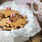 biscotti vegani di pasqua decorati a forma di coniglio