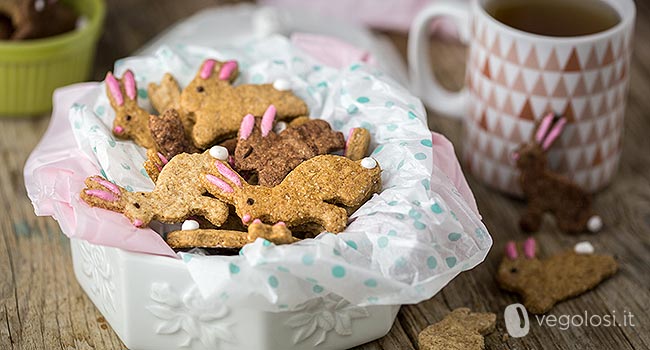 biscotti vegani di pasqua decorati a forma di coniglio