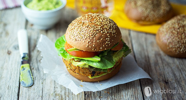 Burger vegani di bulgur e pomodoro