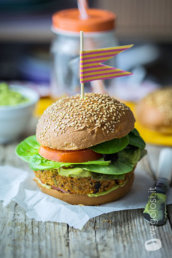 Burger vegani di bulgur e pomodoro