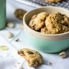 Biscotti vegan ai pistacchi e albicocche secche