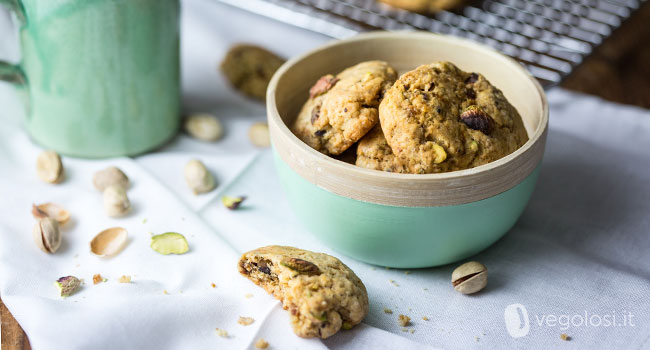 Biscotti vegan ai pistacchi e albicocche secche