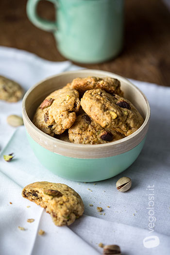 Biscotti vegan ai pistacchi e albicocche secche