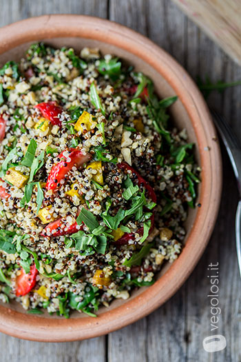 Quinoa tricolore con fragole e rucola