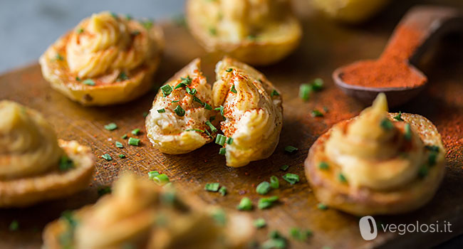 Patate novelle ripiene di crema di ceci alla paprika