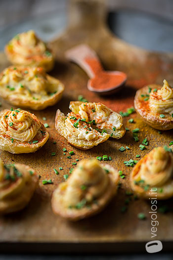 Patate novelle ripiene di crema di ceci alla paprika