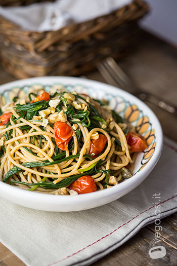 Spaghetti integrali con agretti pomodorini e capperi