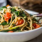 Spaghetti integrali con agretti pomodorini e capperi