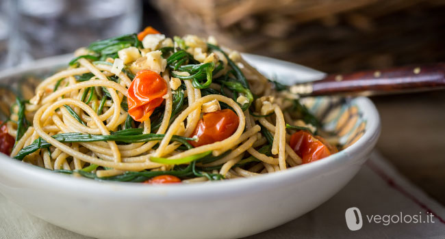 Spaghetti integrali con agretti pomodorini e capperi