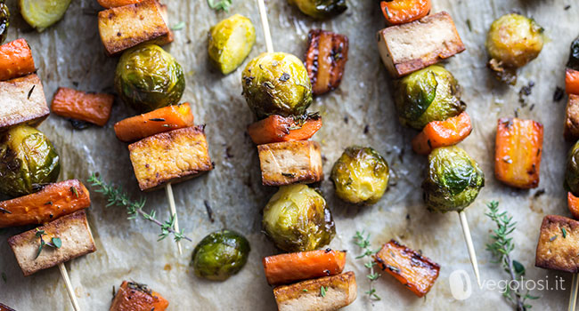 Spiedini di tofu e cavoletti di Bruxelles