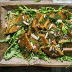 Tagliata di muscolo di grano alla rucola e sale alle erbe