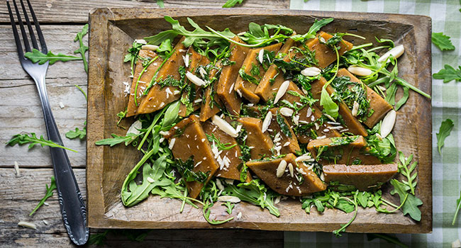 Tagliata di muscolo di grano alla rucola e sale alle erbe