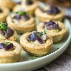 Tartine alla crema di mandorle e cipolle rosse