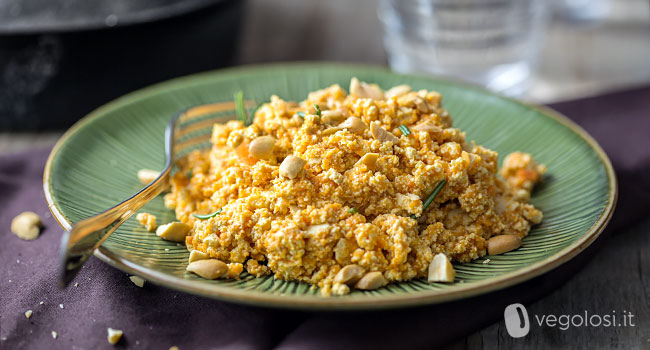 Tofu strapazzato con ragu di carote e arachidi