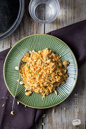 Tofu strapazzato con ragu di carote e arachidi