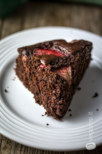 Torta vegana fragole e cioccolato