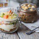 bicchierini di yogurt cacao e frutta esotica