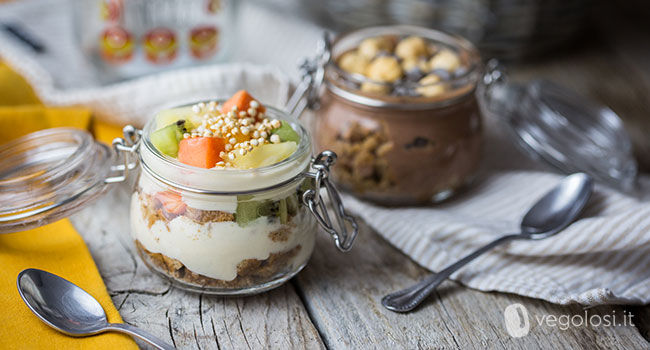 bicchierini di yogurt cacao e frutta esotica