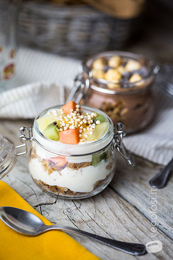 bicchierini di yogurt vegan cacao e frutta esotica