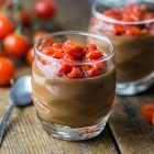 Bicchierini di mousse al cioccolato vegan e pomodorini