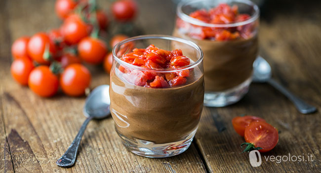 Bicchierini di mousse al cioccolato vegan e pomodorini