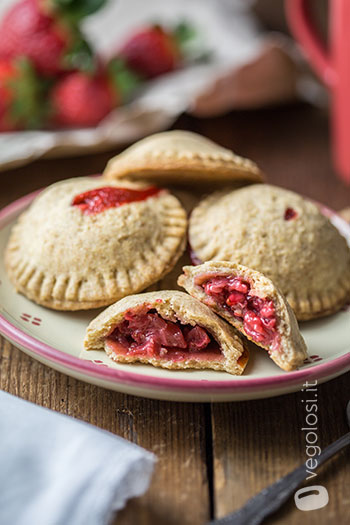 Mini pie ripiene di fragole al cardamomo e cannella
