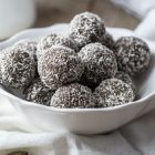 Palline al cocco, datteri e spirulina