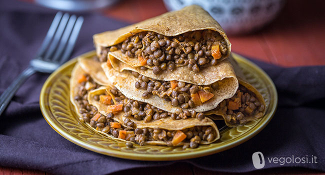 Crepes vegan al pomodoro con lenticchie al garam masala