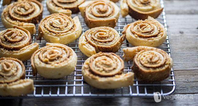 Stelle filanti colorate di pasta frolla - Dolci vegani per Carnevale -  Vegolosi