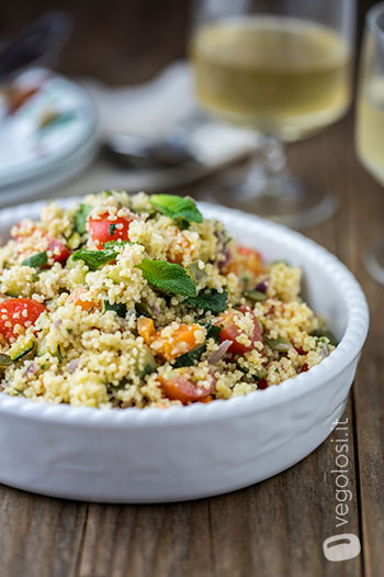 Insalata di cous cous con tahina, verdure e menta