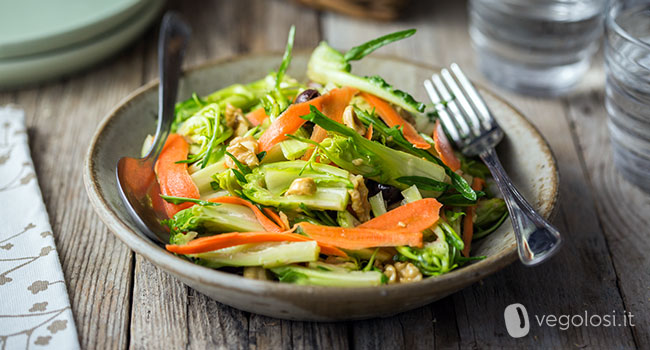 Insalata di puntarelle olive carote e nocciole